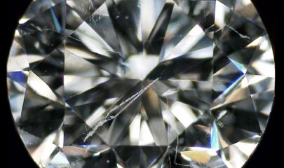 Кто оценивает бриллианты: путь эксперта-геммолога и контроль качества в «Академии Бриллиантов»?